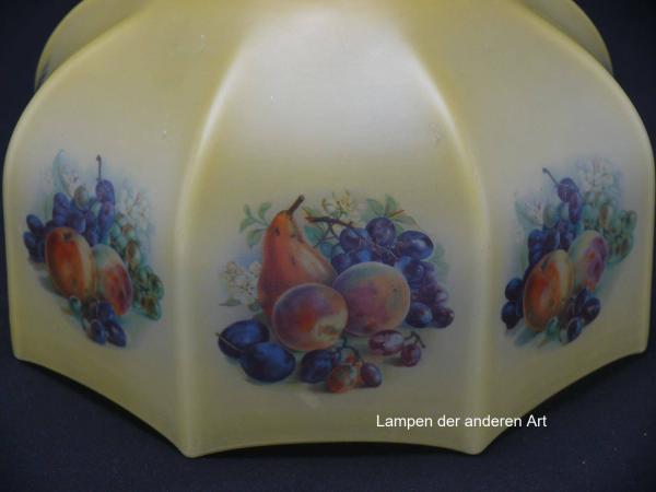 Jugendstil Lampenschirm gebraucht, Glas hellgelb, gekniffene Wandung, in zweifachem Rapport mit einem Arrangement aus Früchten dekoriert, stumpfe Oberfläche, Nostalgie Ersatzglas D: ca.23cm, H: ca.14cm, Glashalter Griffrand Ø 6cm, Detail Früchtedekor
