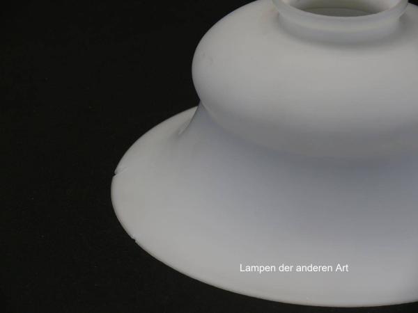 Jugendstil Lampenschirm gebraucht, opal satiniertes Glas, mittig geschnürte Wandung, zum Rand hin weit aufgezogen, Nostalgie Ersatzglas D: ca.19cm, H: ca.9cm, Glashalter Griffrand Ø 6cm, Detail zwei Chips