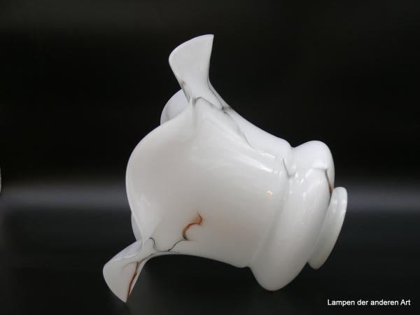 großer Art Deco Lampenschirm gebraucht, Blütenform opal weiß mit Marmordekor und weit geschwungenem Rand, D: 36cm, H: 25cm, Griff-Rand 11cm liegend