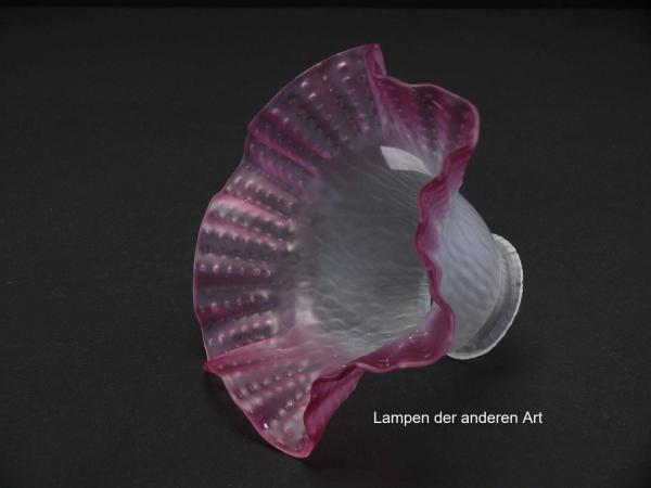 Ersatzglas für alte Lampen, geweiteter Glaszylinder grau satiniert, Oberfläche reliefiert, aufgezogener gewellter Rand in rot, Glashalter Griffrand Ø 6cm, seitlich