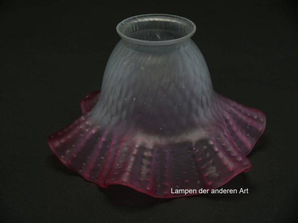 Ersatzglas für alte Lampen, geweiteter Glaszylinder grau satiniert, Oberfläche reliefiert, aufgezogener gewellter Rand in rot, Glashalter Griffrand Ø 6cm