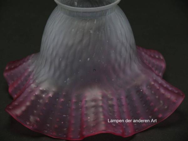 Ersatzglas für alte Lampen, geweiteter Glaszylinder grau satiniert, Oberfläche reliefiert, aufgezogener gewellter Rand in rot, Glashalter Griffrand Ø 6cm, Detail schwarzer Punkt im Glas