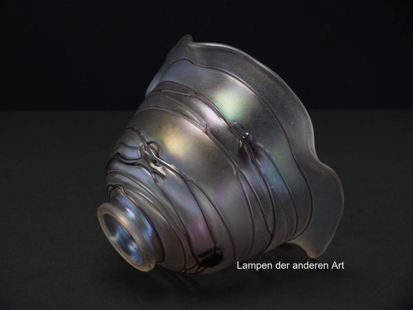 Jugendstil Lampenschirm gebraucht, Hüttenglas Unikat, Poschinger Glashütte Frauenau, handgemachtes Stück, amethystfarbene Kleckse und von gleichfarbigen Adern durchzogene Wandung, Glockenform, Lüsterglas, Glashalter Ø 6cm, seitlich