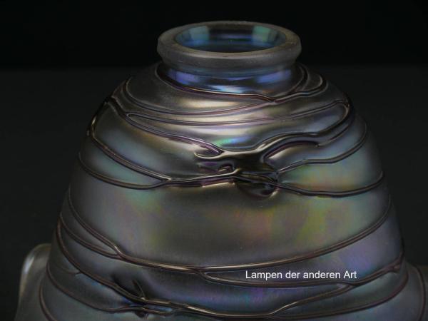 Jugendstil Lampenschirm gebraucht, Hüttenglas Unikat, Poschinger Glashütte Frauenau, handgemachtes Stück, amethystfarbene Kleckse und von gleichfarbigen Adern durchzogene Wandung, Glockenform, Lüsterglas, Glashalter Ø 6cm, Detail Fadenauflage