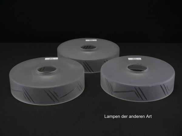 antikes 3-er Set, Art Deco Lampenschalen gebraucht, grau satiniert, leichte Kratzer in der Satinierung, dezentes Schliffdekor, Nostalgie Ersatzschirm, Loch 45mm, Höhe ca. 4,5cm