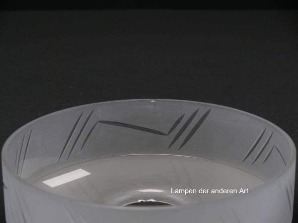 antikes 3-er Set, Art Deco Lampenschalen gebraucht, grau satiniert, leichte Kratzer in der Satinierung, dezentes Schliffdekor, Nostalgie Ersatzschirm, Loch 45mm, Detail Chip am Rand