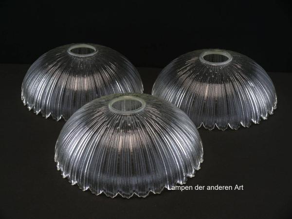 3-er Set Lampenschirm gebraucht, Klarglas, gerillte Wandung - ähnlich Holophane, spitz zulaufende Zacken am Schirmrand, Nostalgie Ersatzglas für alte Lampen, D: ca.22,5cm, H: ca.9cm, ohne Glashalter Griffrand, Loch Ø45mm