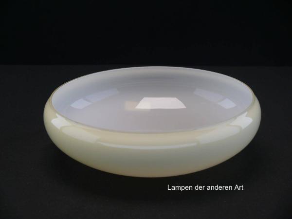 Art Deco Lampenschale gebraucht, Glas, hellgelb außen, weiß innen, glatte glänzende Oberfläche, antikes Ersatzglas für alte Lampen, D: ca.21,5cm, H: ca.7cm, ohne Glashalter Griffrand, Loch 45mm, Innenseite