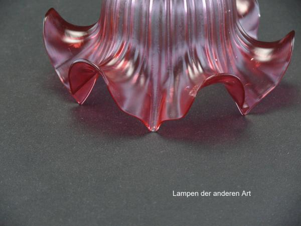 antiker Jugendstil Lampenschirm gebraucht, Klarglas, Farbgebung steigert sich von oben nach unten in ein sattes Rot, gerillter gerader Zylinder, Nostalgie Ersatzglas für alte Lampen, D: ca.15cm, H: ca.10cm, Glashalterand Griffrand 6cm, Chip an der Spitze