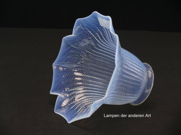 antiker Jugendstil Lampenschirm gebraucht, Milchglas, gerader Zylinder, Rand aufgezogen und gekniffen, Wandung reliefiert, Nostalgie Ersatzglas für alte Lampen, D: ca.14,5cm, H: ca.9cm, Glashalterand Griffrand 6cm, seitlich
