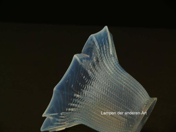 antiker Jugendstil Lampenschirm gebraucht, Milchglas, gerader Zylinder, Rand aufgezogen und gekniffen, Wandung reliefiert, Nostalgie Ersatzglas für alte Lampen, D: ca.14,5cm, H: ca.9cm, Glashalterand Griffrand 6cm, Minichip in Falte am Rand