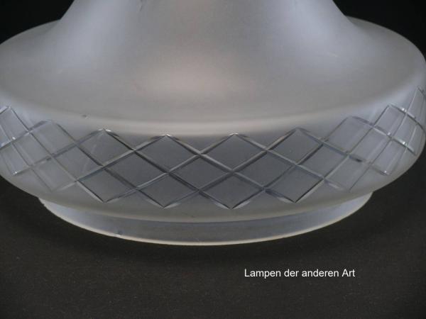 Jugendstil Lampenschirm gebraucht, Glas, satinierte Oberfläche, breite Schulter mit Kerbschliff im Rautenmuster verziert, abgeschnürtes Endstück halbrund mit Sternschliff, Ersatzschirm für alte Lampen, Glashalter Ø6cm, Detail Rautenschliff