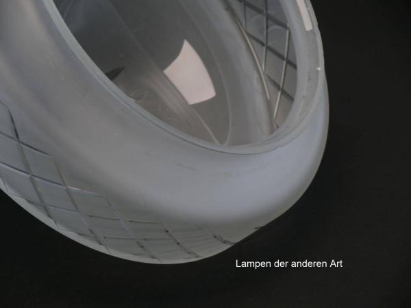 Jugendstil Lampenschirm gebraucht, Glas, satinierte Oberfläche, breite Schulter mit Kerbschliff im Rautenmuster verziert, abgeschnürtes Endstück halbrund mit Sternschliff, Ersatzschirm für alte Lampen, Glashalter Ø6cm, Detail leichte Kratzer