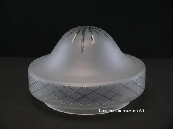 Jugendstil Lampenschirm gebraucht, Glas, satinierte Oberfläche, breite Schulter mit Kerbschliff im Rautenmuster verziert, abgeschnürtes Endstück halbrund mit Sternschliff, Ersatzschirm für alte Lampen, D: ca.26cm, H: ca.15cm, Glashalter Ø6cm