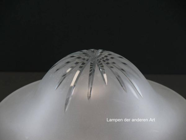 Jugendstil Lampenschirm gebraucht, Glas, satinierte Oberfläche, breite Schulter mit Kerbschliff im Rautenmuster verziert, abgeschnürtes Endstück halbrund mit Sternschliff, Ersatzschirm für alte Lampen, Glashalter Ø6cm, Detail Sternschliff