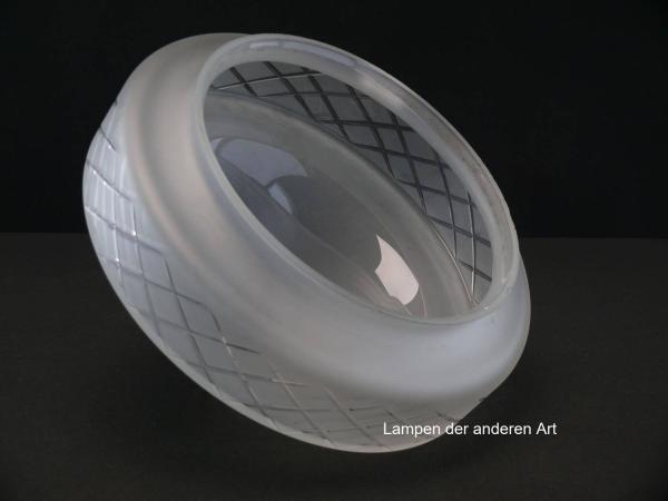 Jugendstil Lampenschirm gebraucht, Glas, satinierte Oberfläche, breite Schulter mit Kerbschliff im Rautenmuster verziert, abgeschnürtes Endstück halbrund mit Sternschliff, Ersatzschirm für alte Lampen, D: ca.26cm, H: ca.15cm, Glashalter Ø6cm, seitlich