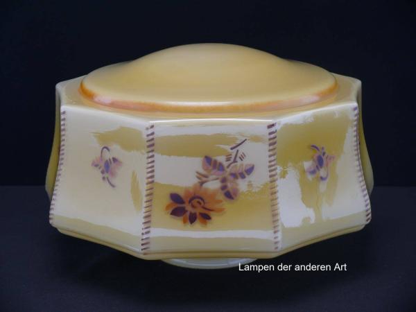 Art Deco Lampenschirm gebraucht, antikes Glas, gelber Grund, kantige Wandung, Kanten farbig gefasst, auf den Flächen florales Dekor in orange-braun Tönen, Nostalgie Ersatzglas für alte Lampen, D: ca.30cm, H: ca.17cm, Glashalter Griffrand Ø10cm
