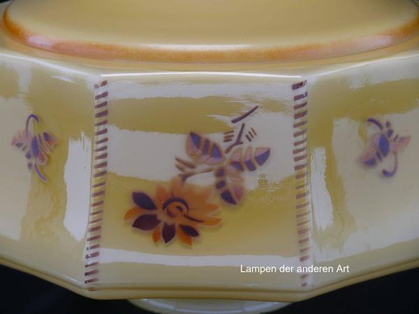 Art Deco Lampenschirm gebraucht, antikes Glas, gelber Grund, kantige Wandung, Kanten farbig gefasst, auf den Flächen florales Dekor in orange-braun Tönen, Nostalgie Ersatzglas für alte Lampen, D: ca.30cm, H: ca.17cm, Glashalter Ø10cm, Detail Dekor
