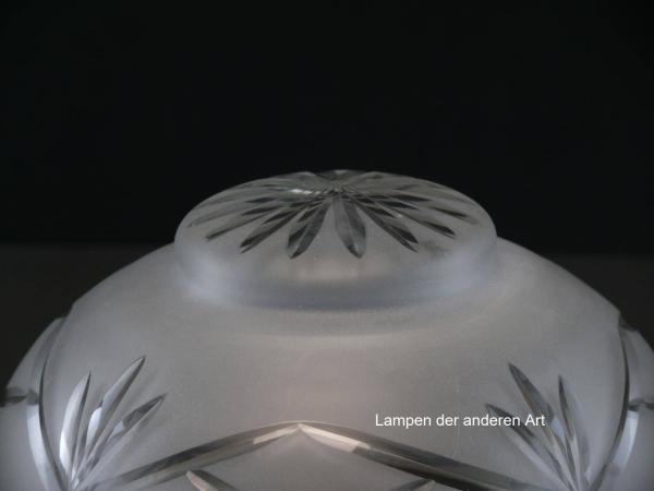 Jugendstil Lampenschirm gebraucht, antik, Glas grau satiniert, mit Schliffmotiven verzierte Oberfläche, Schüsselform mit erhöhtem Zentrum, Strahlenschliff mittig, umlaufend breites Schliffband, Griffrand ø15cm, Detail Zentrum Erhöhung