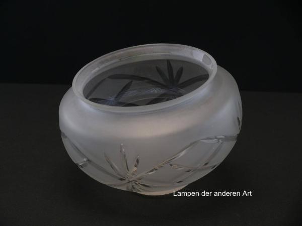 Jugendstil Lampenschirm gebraucht, antik, Glas grau satiniert, mit Schliffmotiven verzierte Oberfläche, Schüsselform mit erhöhtem Zentrum, Strahlenschliff mittig, umlaufend breites Schliffband, Griffrand ø15cm, von unten