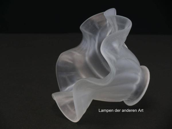 3-er Set Jugendstil Lampenschirm gebraucht, Glas grau satiniert, stilisierte Blüte, reliefierte schräg angeordnete Bohlen auf der zylindrischen Wandung, Nostalgie Ersatzglas, D: ca.16m, H: ca.9cm, Glashalter Griffrand Ø5,7cm, seitlich