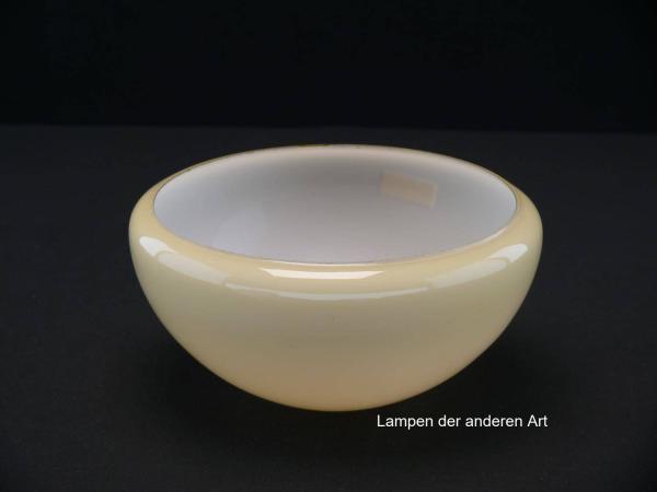 Art Deco Lampenschirm gebraucht, Glas, elfenbeinfarben, glatte glänzende Oberfläche, Nostalgie Ersatzglas, D: ca.18cm, H: ca.9cm, ohne Glashalter Griffrand, Loch Ø45mm,  Öffnung Ø innen 15,5mm, von unten