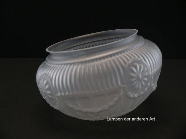 Jugendstil Lampenschirm gebraucht, antike Kuppel grau satiniert, Wandung reliffiert, umlaufende Girlande, dazwischen platzierte Medallions, Nostalgie Ersatzglas D: ca.21cm, H: ca.13cm, Glashalter Griffrand Sondergröße Ø15,5cm, von unten