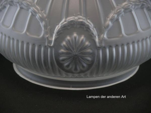 Jugendstil Lampenschirm gebraucht, antike Kuppel grau satiniert, Wandung reliffiert, umlaufende Girlande, dazwischen platzierte Medallions, Nostalgie Ersatzglas D: ca.21cm, H: ca.13cm, Glashalter Griffrand Sondergröße Ø15,5cm, Detail Relief