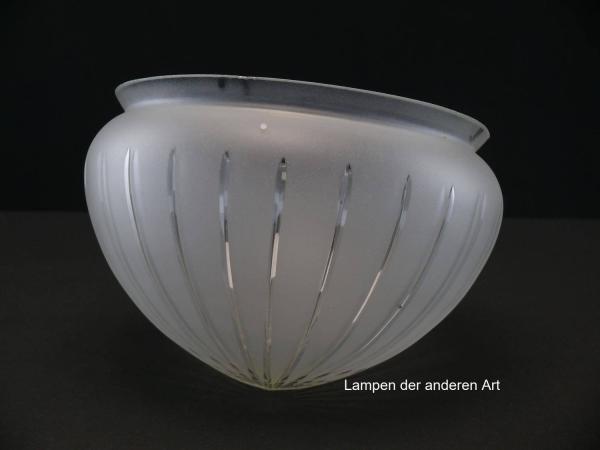 Art Deco Lampenschirm gebraucht, antiker original Kuppelschirm grau satiniert, durch klare geschliffene Strahlen separierte Wandung, Halbkugel, leicht spitz zulaufend, Nostalgie Ersatzglas, Glashalter Griffrand ø20cm, von unten