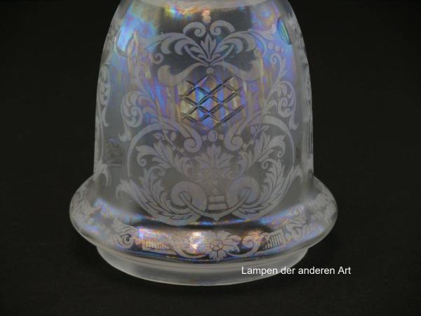 3-er Set Jugendstil Lampenschirm gebraucht, glockenförmiges Glas, gelüsterte Oberfläche, Wandung mit Ätzmotiven und geschliffenen Rauten ganzflächig verziert,wulstig abstehender Abschlussrand, Glashalter Griffrand Ø6cm - gemessen 5,7cm, Detail Verzierung