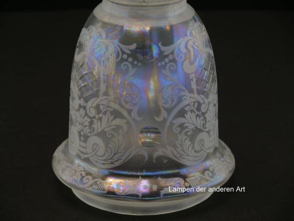 3-er Set Jugendstil Lampenschirm gebraucht, glockenförmiges Glas, gelüsterte Oberfläche, Wandung mit Ätzmotiven und geschliffenen Rauten ganzflächig verziert,wulstig abstehender Abschlussrand, Glashalter Griffrand Ø6cm - gemessen 5,7cm, Detail Ätzung