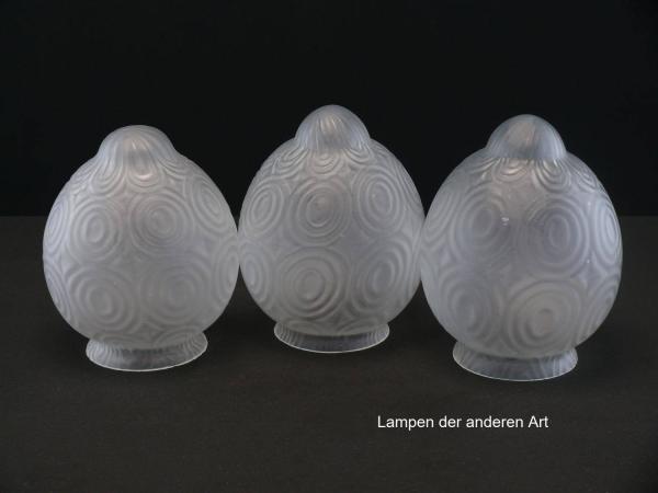 3-er Set Jugendstil Lampenschirm gebraucht, Glas ähnlich einer Kugel, satinierte Oberfläche, kreisförmige erhabene Struktur auf der Oberfläche, halbkugelförmiger Schirmabschluss, Nostalgie Ersatzglas, Glashalter Griffrand Ø8cm