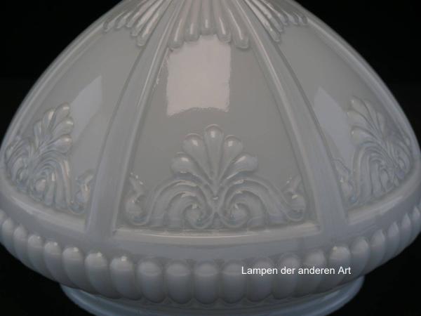 Jugendstil Lampenschirm gebraucht, geschlossenes Kuppelglas, opal glänzend, Wandung kegelförmig, mit plastischen Ornamenten verziert, Nostalgie Ersatzglas, D: ca.22cm, H: ca.15cm, Glashalter Griffrand Ø15cm, Detail Verzierung