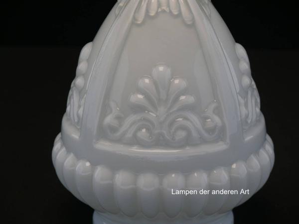 Jugendstil Lampenschirm gebraucht, Glas Zapfenform, opal glänzend, Wandung mit plastischen Ornamenten verziert, Nostalgie Ersatzglas, D: ca.12cm, H: ca.14cm, Glashalter Griffrand Ø8cm, Detail Verzierung