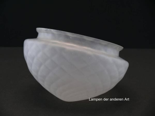Jugendstil Lampenschirm gebraucht, antike Kuppel grau satiniert, strukturierte Oberfläche, diagonal angeordnete Rhomben, Nostalgie Ersatzglas, D: ca.19cm, H: ca.11cm, Glashalter Griffrand - Achtung Sondergröße gemessen 16cm, von unten