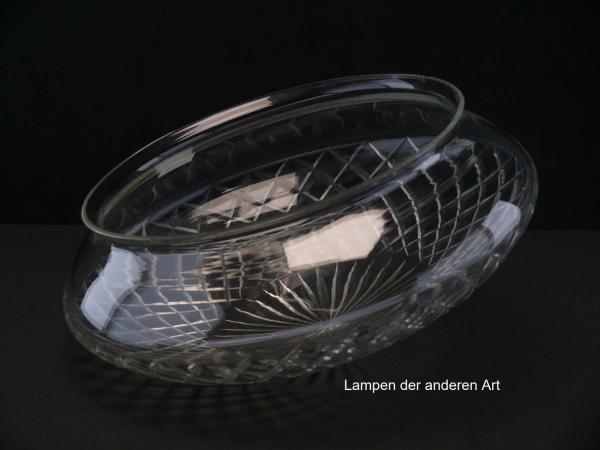 Jugendstil Lampenschirm gebraucht, antiker original Kuppelschirm, Klarglas, Oberfläche vollflächig schliffverziert, mittig kreisrunder Strahlenkranz, nach außen mit geschliffenen Rhomben abschließend, Ersatzglas, Glashalter Sondergröße Ø23cm, von unten