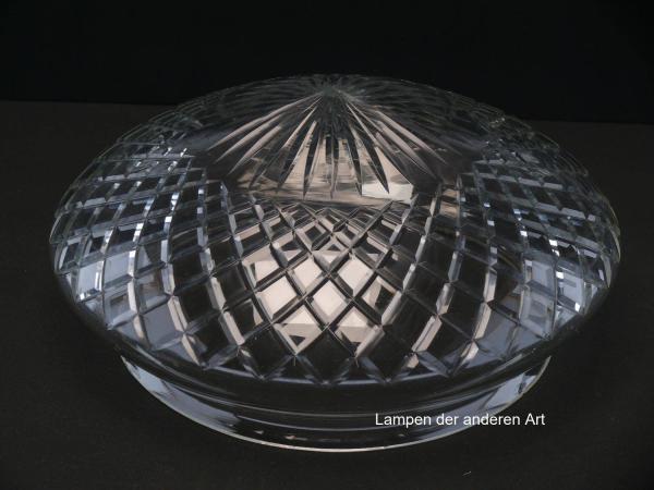 Jugendstil Lampenschirm gebraucht, antiker original Kuppelschirm, Klarglas, Oberfläche vollflächig schliffverziert, mittig kreisrunder Strahlenkranz, nach außen mit geschliffenen Rhomben abschließend, Glashalter Sondergröße Ø23cm, Detail Schliffdekor