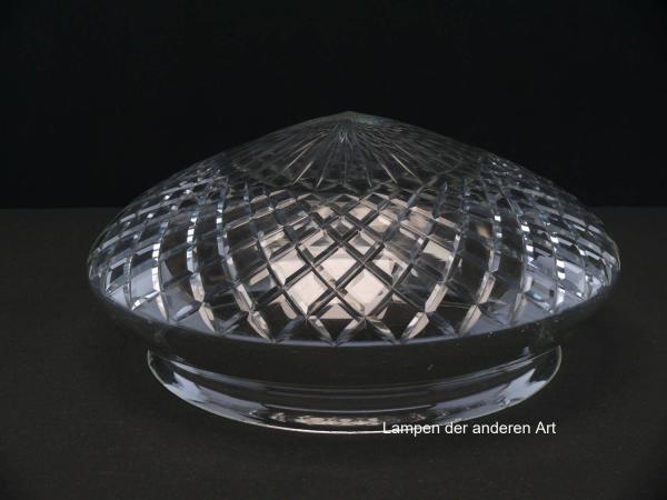 Jugendstil Lampenschirm gebraucht, antiker original Kuppelschirm, Klarglas, Oberfläche vollflächig schliffverziert, mittig kreisrunder Strahlenkranz, nach außen mit geschliffenen Rhomben abschließend, Nostalgie Ersatzglas, Glashalter Sondergröße Ø23cm