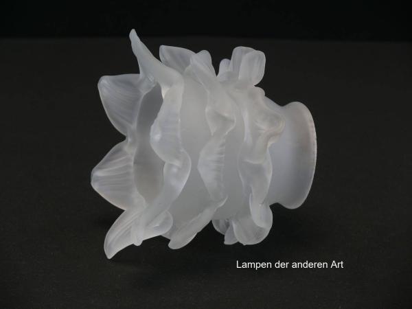 Jugendstil Lampenschirm gebraucht, satiniertes Glas, Form einer Rosenblüte, 3-fach gestuft, versetzt angordnete spitz zulaufende Blütenblätter, Ersatzschirm für Nostalgielampen, D: ca.10cm H: ca.8cm, Glashalter Griffrand Ø6cm, seitlich