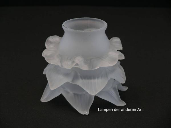 Jugendstil Lampenschirm gebraucht, satiniertes Glas, Form einer Rosenblüte, 3-fach gestuft, versetzt angordnete spitz zulaufende Blütenblätter, Ersatzschirm für Nostalgielampen, D: ca.10cm H: ca.8cm, Glashalter Griffrand Ø6cm