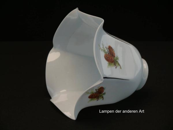 Jugendstil Lampenschirm gebraucht, opal weißes Glas, Glockenform, sechsfach gekniffene Wandung, dazwischen liegende Segmente mit je einem Nadelzweig und zwei Zapfen dekoriert, Ersatzschirm für Nostalgielampen, Glashalter Griffrand Ø6cm, liegend