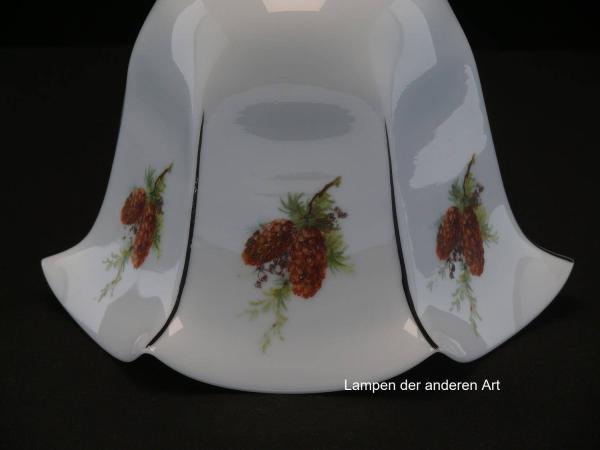 Jugendstil Lampenschirm gebraucht, opal weißes Glas, Glockenform, sechsfach gekniffene Wandung, dazwischen liegende Segmente mit je einem Nadelzweig und zwei Zapfen dekoriert, Ersatzschirm für Nostalgielampen, Glashalter Griffrand Ø6cm, Detail Dekor