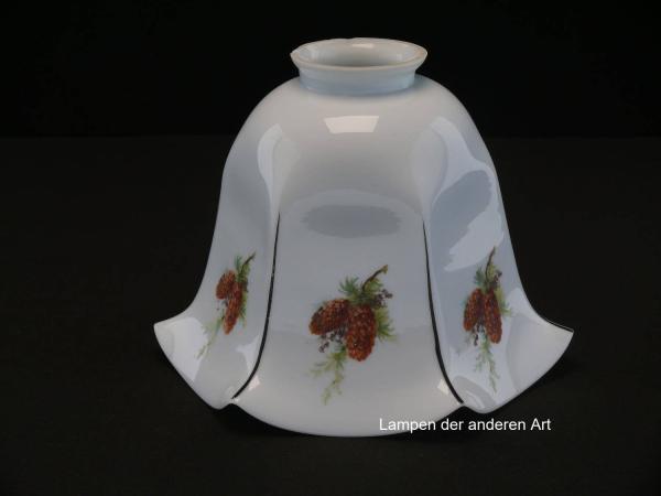 Jugendstil Lampenschirm gebraucht, opal weißes Glas, Glockenform, sechsfach gekniffene Wandung, dazwischen liegende Segmente mit je einem Nadelzweig und zwei Zapfen dekoriert, Ersatzschirm für Nostalgielampen, Glashalter Griffrand Ø6cm