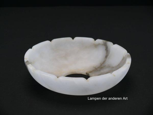 5-er Set Alabaster Lampenschalen gebraucht, weiß/grau/braun, farblich zueinander passend aber verschieden marmoriert, geschnitzte Kerben am äußeren Rand imitieren die Form einer Blüte, Nostalgie Ersatzschirm, D: ca.18cm, H: ca.5cm, Loch Ø50mm, Detail
