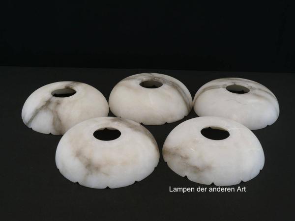 5-er Set Alabaster Lampenschalen gebraucht, weiß/grau/braun, farblich zueinander passend aber verschieden marmoriert, geschnitzte Kerben am äußeren Rand imitieren die Form einer Blüte, Nostalgie Ersatzschirm, D: ca.18cm, H: ca.5cm, Loch Ø50mm