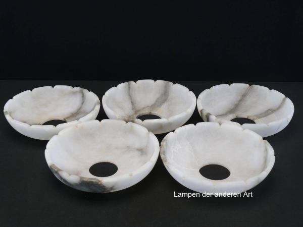 5-er Set Alabaster Lampenschalen gebraucht, weiß/grau/braun, farblich zueinander passend aber verschieden marmoriert, geschnitzte Kerben am äußeren Rand imitieren die Form einer Blüte, Nostalgie Ersatzschirm, D: ca.18cm, H: ca.5cm, Loch Ø50mm, von unten