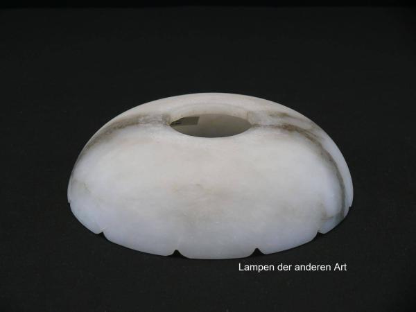 5-er Set Alabaster Lampenschalen gebraucht, weiß/grau/braun, farblich zueinander passend aber verschieden marmoriert, geschnitzte Kerben am äußeren Rand imitieren die Form einer Blüte, Nostalgie Ersatzschirm, D: ca.18cm, H: ca.5cm, Loch Ø50mm, gedreht