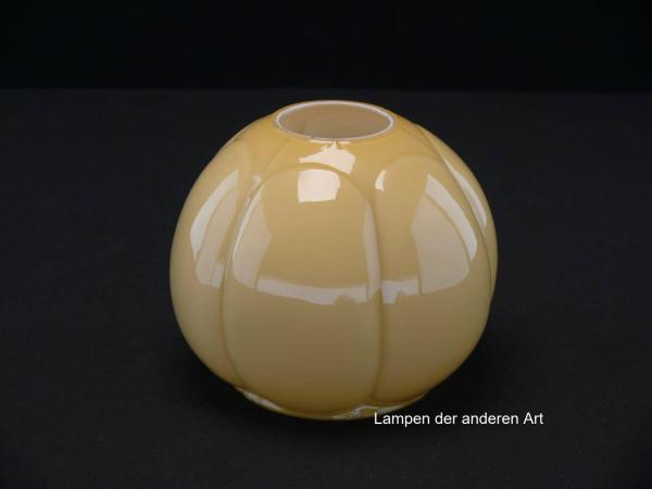 Art Deco Lampenschirm gebraucht, Glas hellgelb, elfenbeinfarben, bauchiger Körper, vertikal hervortretende ovale Felder, Ersatzglas für Nostalgielampen D: ca.13cm, H: ca.11,5cm, Loch Ø45mm