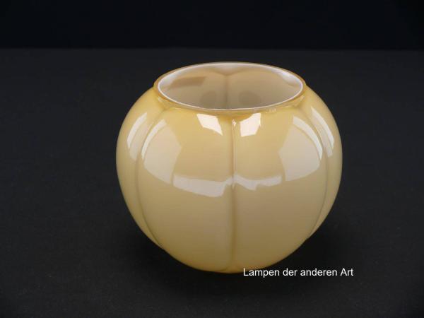 Art Deco Lampenschirm gebraucht, Glas hellgelb, elfenbeinfarben, bauchiger Körper, vertikal hervortretende ovale Felder, Ersatzglas für Nostalgielampen D: ca.13cm, H: ca.11,5cm, Loch Ø45mm, von unten