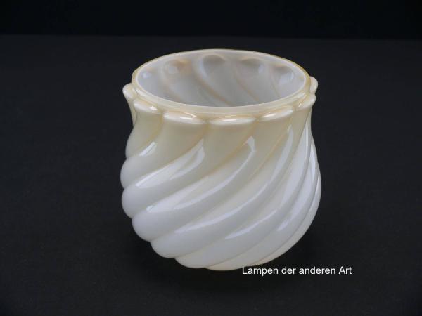 Jugendstil Lampenschirm gebraucht, Glas hellgelb cremefarben glänzend, gerillte Wandung diagonal verzogen, Tulpenform, Ersatzglas für alte Lampen D: ca.12,5cm, H: ca.12cm, ohne Glashalter Griffrand, Loch Ø45mm, von unten